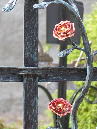 Kreuz mit Rosen aus Gusseisen