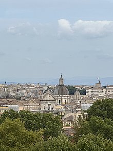 Rom von einem Hügel aus betrachtet.